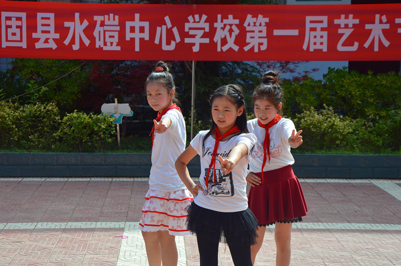 2藝術(shù)節(jié)四年級學(xué)生表演舞蹈《踏浪》.jpg
