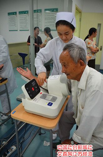 元和衛生院醫務人員對抗戰老兵實行一對一免費體檢.jpg