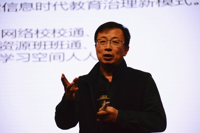 簽約揭牌儀式之后，魯東大學副院長蘇勇教授為青島通濟實驗學校全體教師作學術講座。.JPG