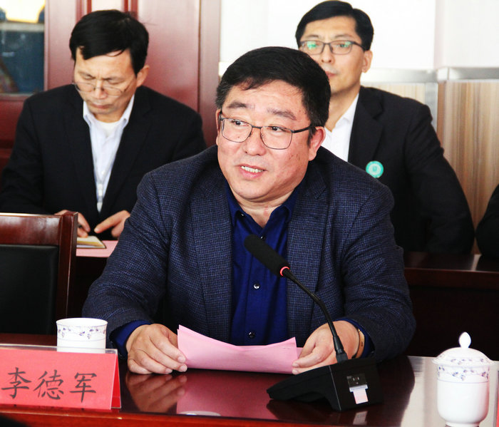 即墨區教體局局長李德軍對兩校的成功聯姻表示熱烈祝賀.JPG