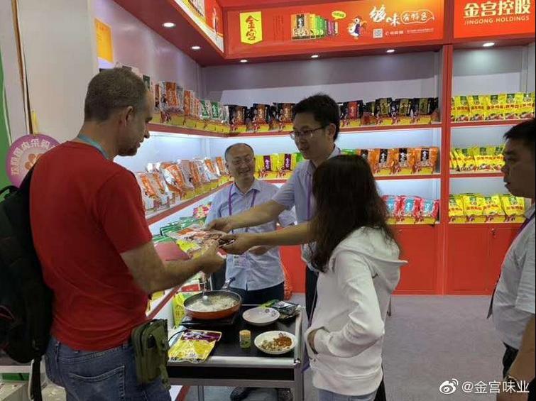 中國食品土畜進出口商會會長曹德榮一行走進金宮控股參觀交流