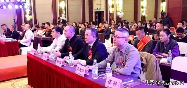 國家有關部門領導為湖南首屆基層最美鄉醫和診所頒獎