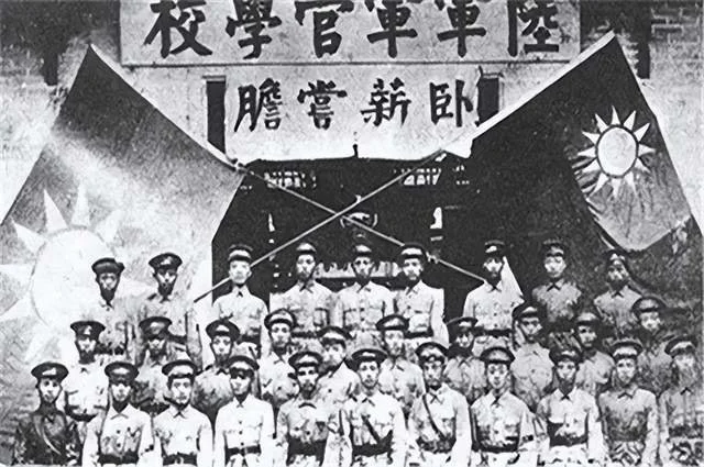 軍旅書法家王成志同志應囑為抗戰名將鄭洞國學校題寫教學樓名
