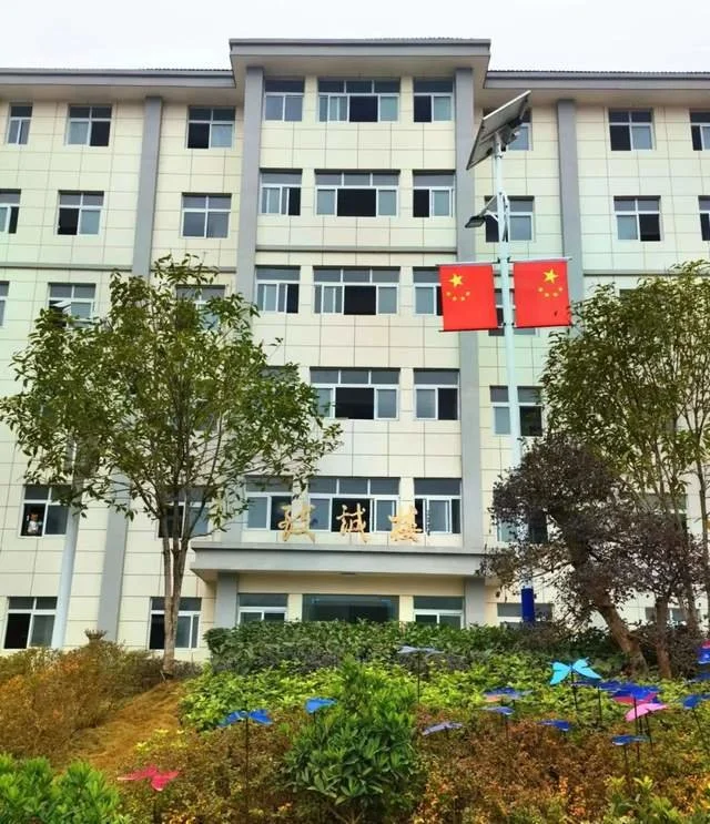 軍旅書法家王成志同志應囑為抗戰名將鄭洞國學校題寫教學樓名