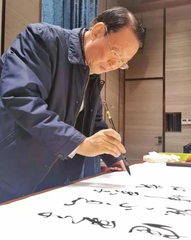 軍旅書法家王成志同志應囑為抗戰名將鄭洞國學校題寫教學樓名