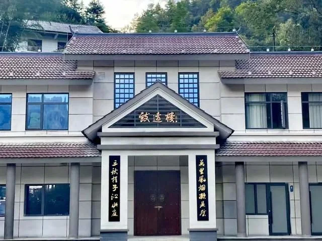 軍旅書法家王成志同志應囑為抗戰名將鄭洞國學校題寫教學樓名