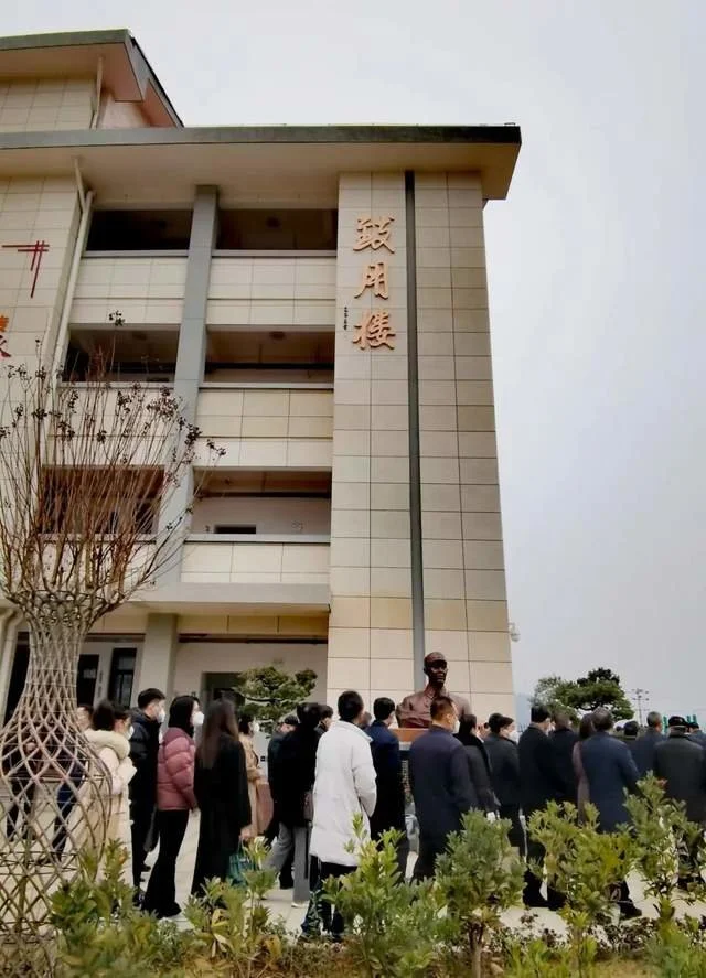 軍旅書法家王成志同志應囑為抗戰名將鄭洞國學校題寫教學樓名